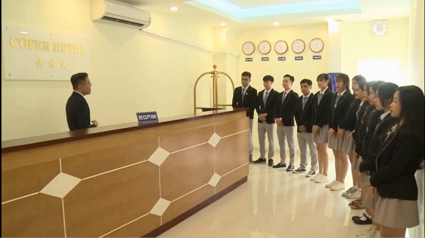 Sinh viên ngành Quản trị Khách sạn Trường Cao đẳng Kinh tế Đối ngoại học thực hành Nghiệp vụ Lễ tân