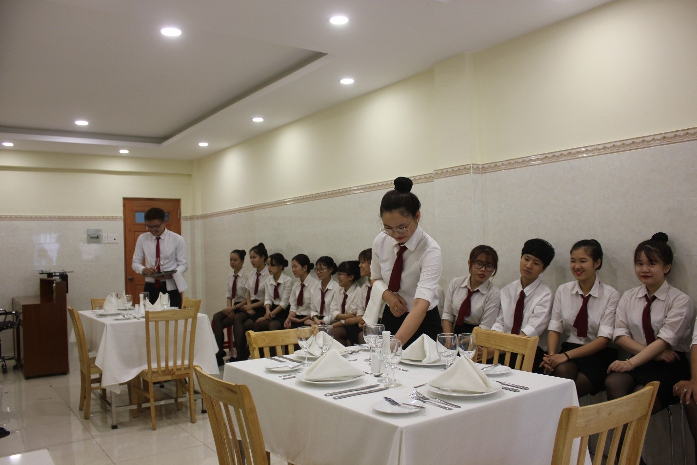 Sinh viên ngành Quản trị khách sạn Trường Cao đẳng Kinh tế Đối ngoại học thực hành Nghiệp vụ nhà hàng