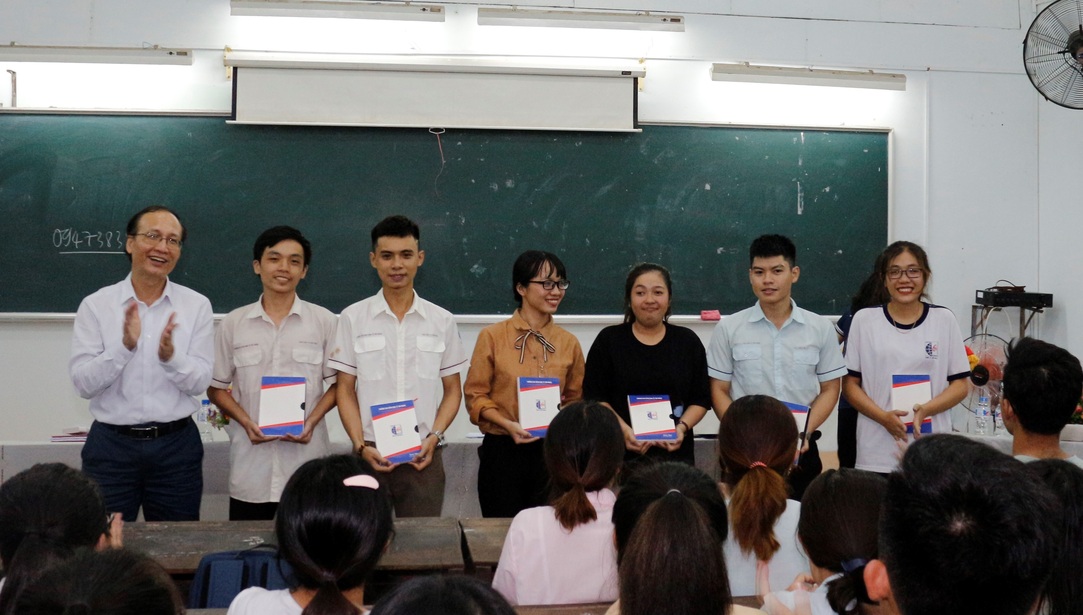 PGS. TS Nguyễn Đức Minh - Hiệu trường nhà trường trao quà lưu niệm cho các em học sinh sinh viên
