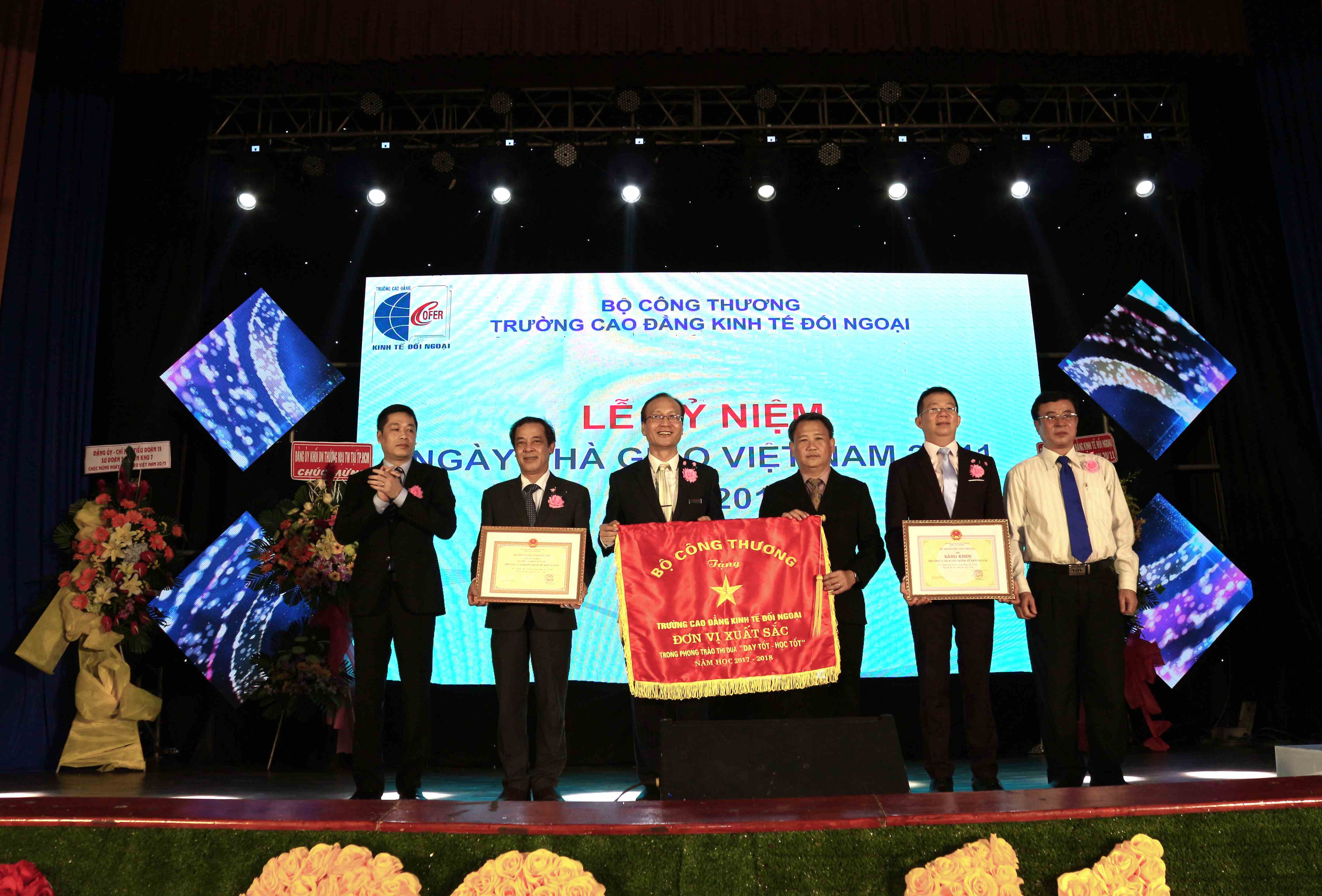 >Ông Phan Thế Anh - Phó Cục trưởng Cục công tác phía nam Bộ Công Thương trao cờ thi đua và bằng khen cho Nhà trường