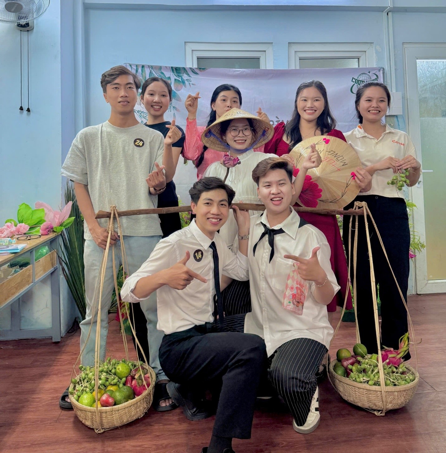 Sinh viên ngành Quản trị dịch vụ du lịch và lữ hành thực hành kỹ năng quản trị tiệc và sự kiện