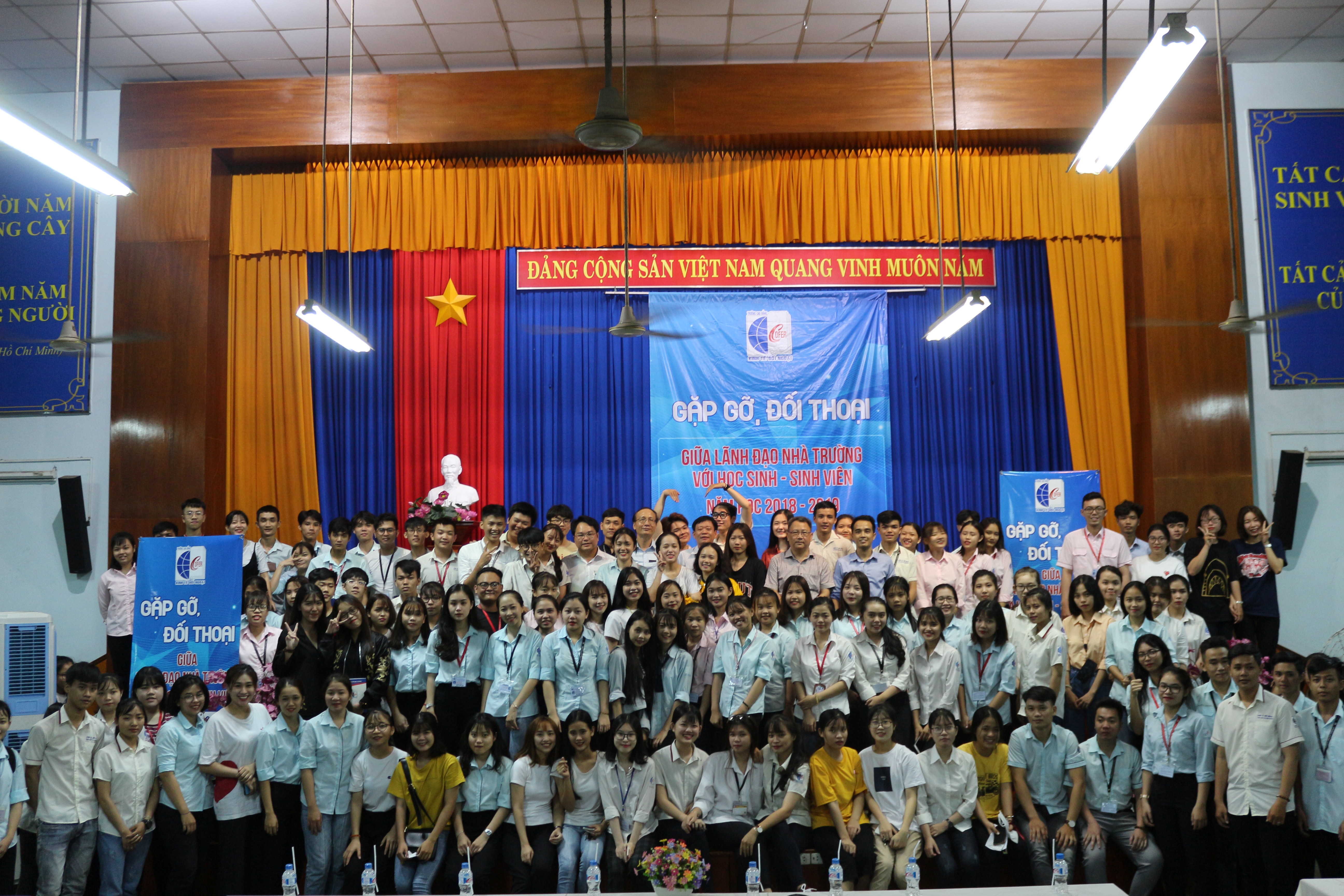 Lãnh đạo nhà trường chụp ảnh lưu niệm với học sinh sinh viên tham gia tại gặp gỡ tại cơ sở Phan Đình Phùng