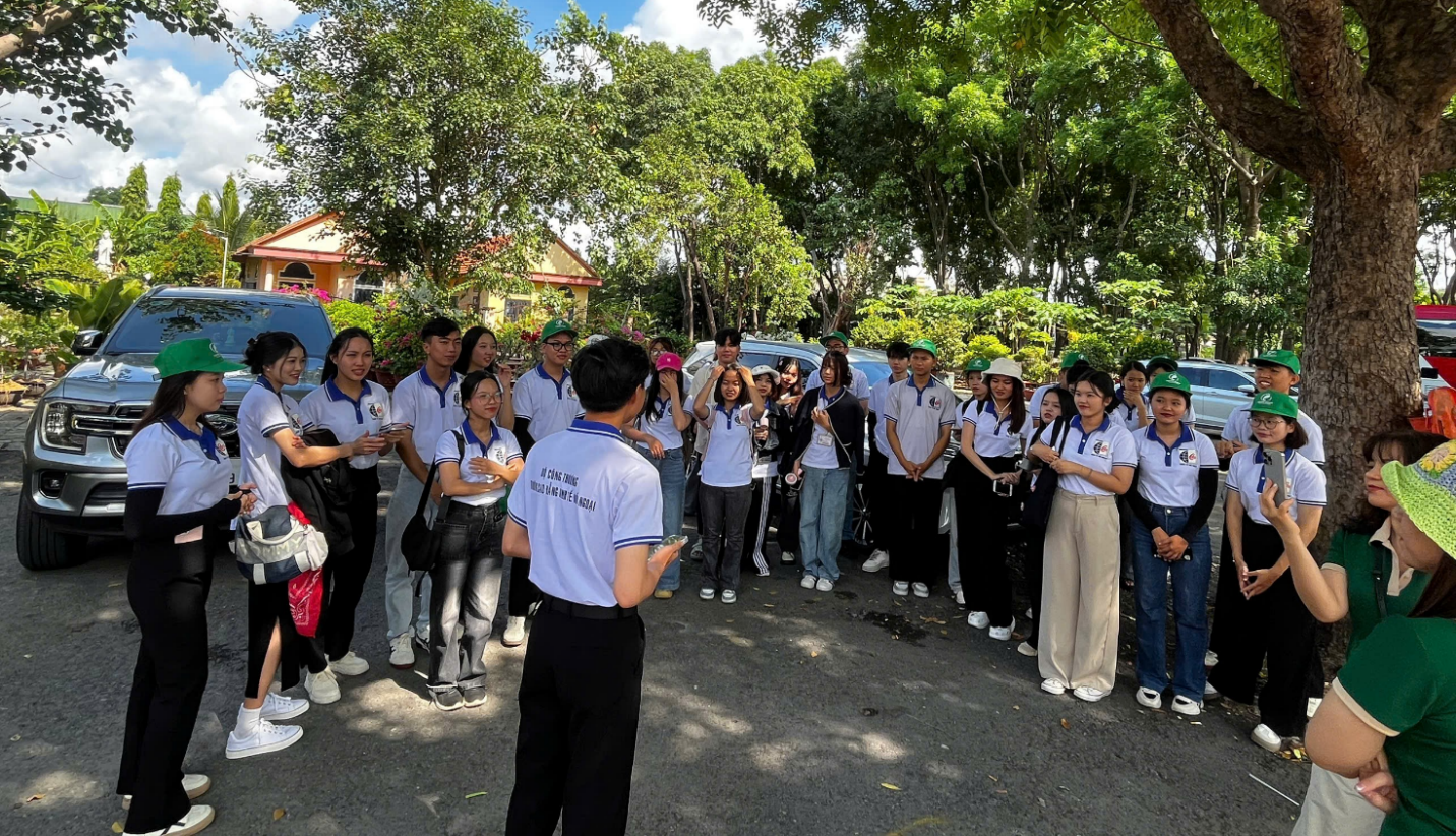 Sinh viên ngành Quản trị dịch vụ du lịch và lữ hành thực hành thuyết minh điểm đến.