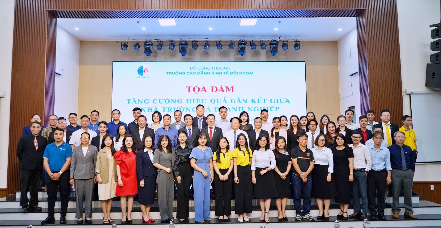 Cao đẳng Kinh Tế Đối Ngoại tọa đàm với doanh nghiệp để cập nhập các yêu cầu mới của thị trường lao động.