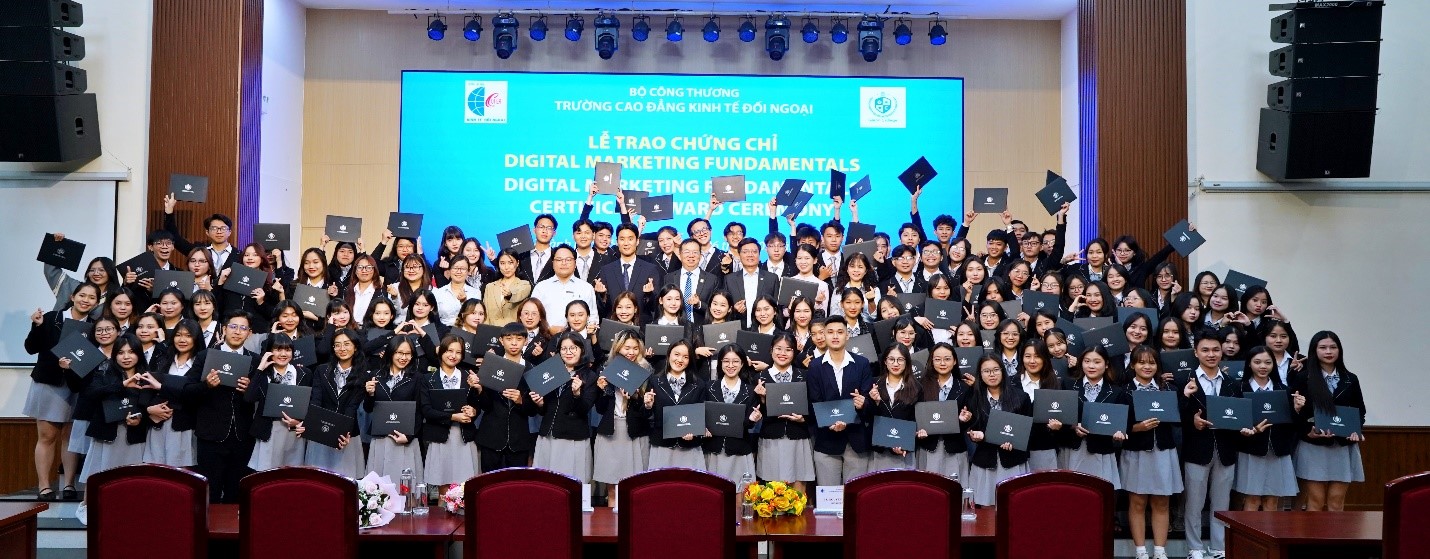 Sinh viên ngành Marketing Thương Mại nhận chứng chỉ quốc tế Digital Marketing Fundamental