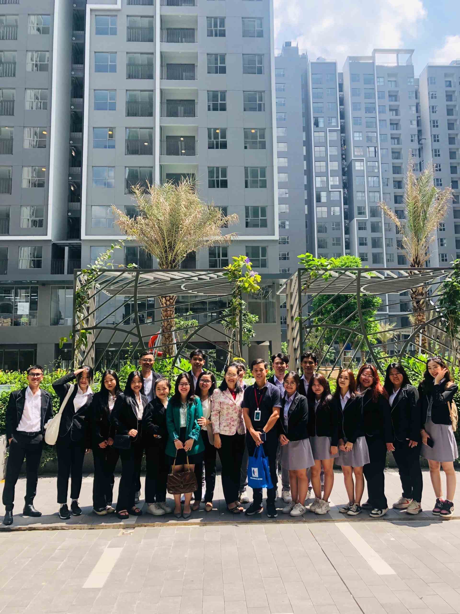 Sinh viên ngành Quản trị kinh doanh Bất động sản Trường Cao đẳng Kinh tế Đối ngoại đi thực tế tại dự án